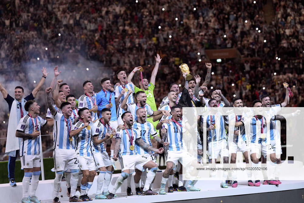 MESSI Lionel Weltmeister Team Argentinien bei der Siegerehrung dem Weltpokal und seiner Mannschaft FIFA World Cup, WM, Weltmeisterschaft, Fussball 2022 in Katar Finale Argentinien - Frankreich am 18.12 .2022 im Lusail Stadion DFL REGULATIONS PROHIBIT ANY USE OF PHOTOGRAPHS as IMAGE SEQUENCES and or QUASI-VIDEO