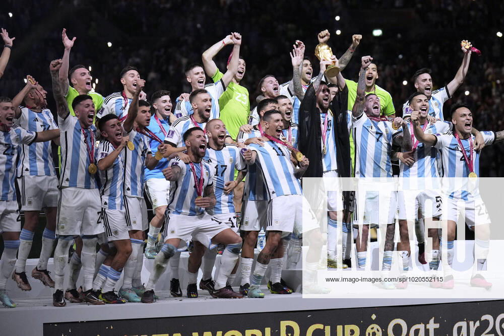 MESSI Lionel Weltmeister Team Argentinien bei der Siegerehrung dem Weltpokal und seiner Mannschaft FIFA World Cup, WM, Weltmeisterschaft, Fussball 2022 in Katar Finale Argentinien - Frankreich am 18.12 .2022 im Lusail Stadion DFL REGULATIONS PROHIBIT ANY USE OF PHOTOGRAPHS as IMAGE SEQUENCES and or QUASI-VIDEO