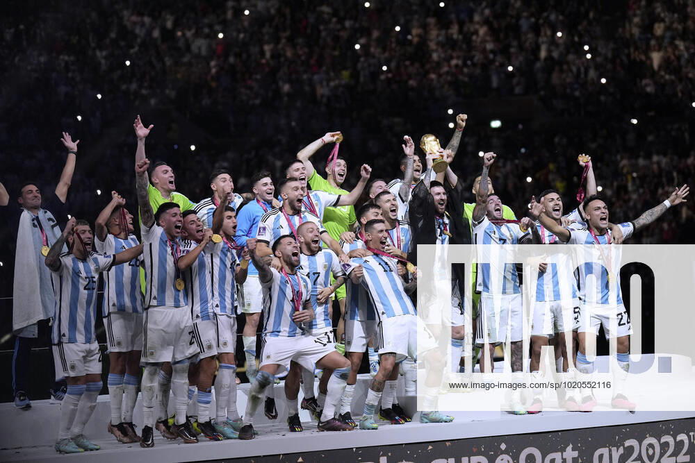 MESSI Lionel Weltmeister Team Argentinien bei der Siegerehrung dem Weltpokal und seiner Mannschaft FIFA World Cup, WM, Weltmeisterschaft, Fussball 2022 in Katar Finale Argentinien - Frankreich am 18.12 .2022 im Lusail Stadion DFL REGULATIONS PROHIBIT ANY USE OF PHOTOGRAPHS as IMAGE SEQUENCES and or QUASI-VIDEO