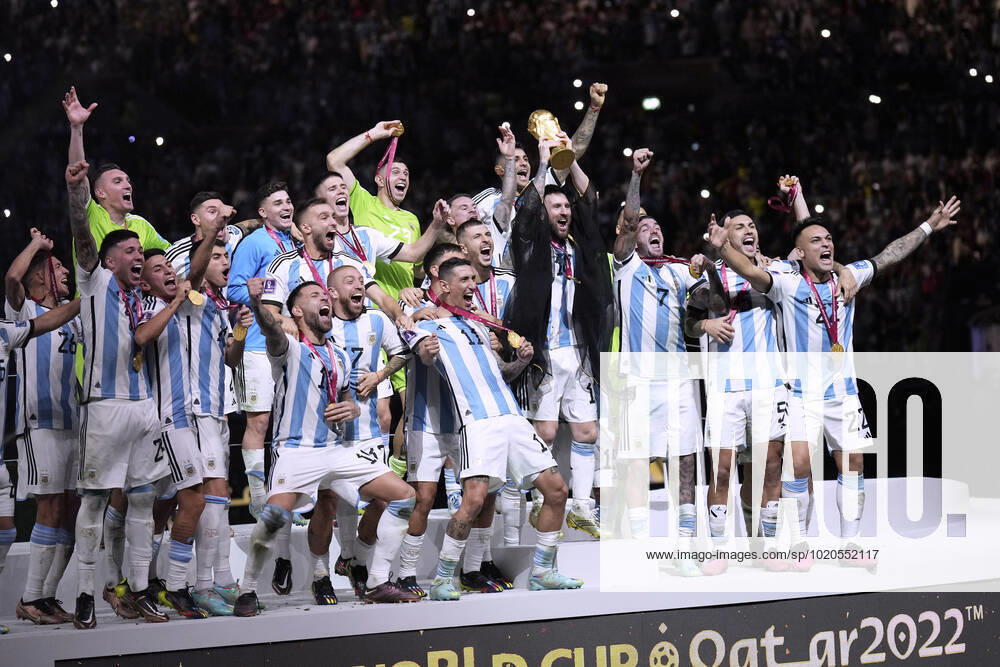 MESSI Lionel Weltmeister Team Argentinien bei der Siegerehrung dem Weltpokal und seiner Mannschaft FIFA World Cup, WM, Weltmeisterschaft, Fussball 2022 in Katar Finale Argentinien - Frankreich am 18.12 .2022 im Lusail Stadion DFL REGULATIONS PROHIBIT ANY USE OF PHOTOGRAPHS as IMAGE SEQUENCES and or QUASI-VIDEO