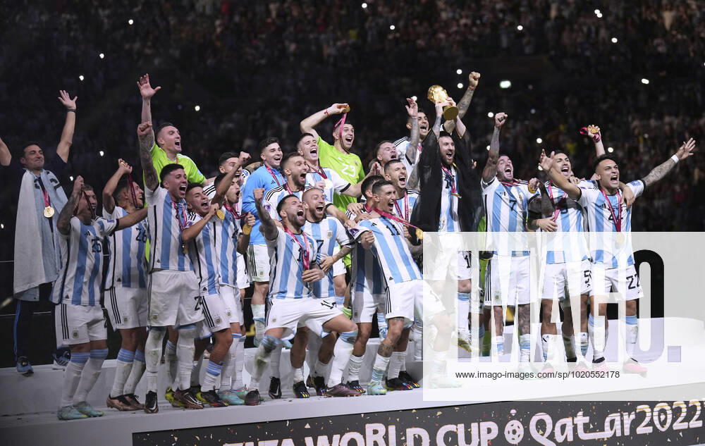 MESSI Lionel Weltmeister Team Argentinien bei der Siegerehrung dem Weltpokal und seiner Mannschaft FIFA World Cup, WM, Weltmeisterschaft, Fussball 2022 in Katar Finale Argentinien - Frankreich am 18.12 .2022 im Lusail Stadion DFL REGULATIONS PROHIBIT ANY USE OF PHOTOGRAPHS as IMAGE SEQUENCES and or QUASI-VIDEO