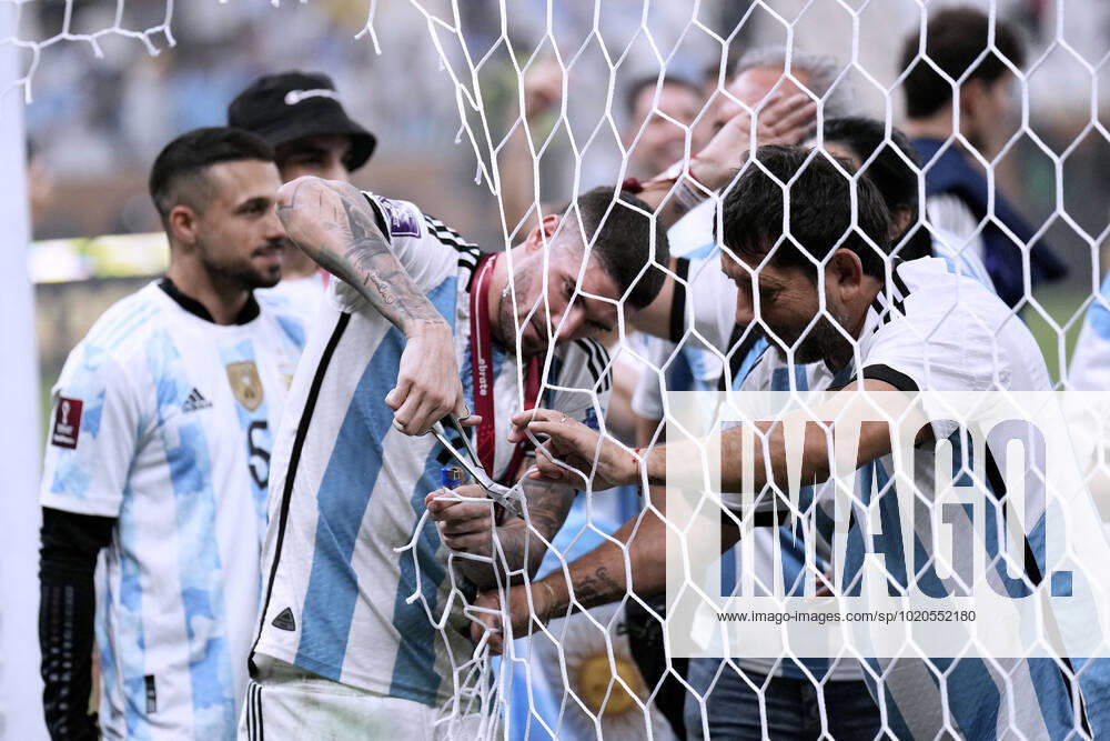 DE PAUL Rodrigo Team Argentinien schneidet sich vom Tornetz ein Souvenir FIFA World Cup, WM, Weltmeisterschaft, Fussball 2022 in Katar Finale Argentinien - Frankreich am 18.12 .2022 im Lusail Stadion DFL REGULATIONS PROHIBIT ANY USE OF PHOTOGRAPHS as IMAGE SEQUENCES and or QUASI-VIDEO