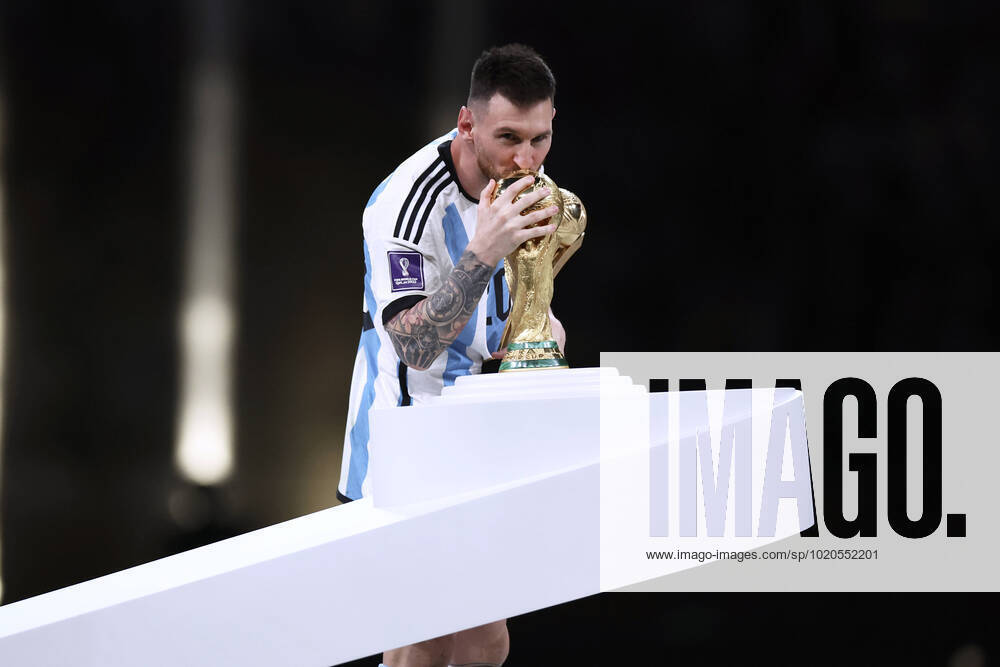MESSI Lionel Weltmeister Team Argentinien bei der Siegerehrung dem Weltpokal FIFA World Cup, WM, Weltmeisterschaft, Fussball 2022 in Katar Finale Argentinien - Frankreich am 18.12 .2022 im Lusail Stadion DFL REGULATIONS PROHIBIT ANY USE OF PHOTOGRAPHS as IMAGE SEQUENCES and or QUASI-VIDEO