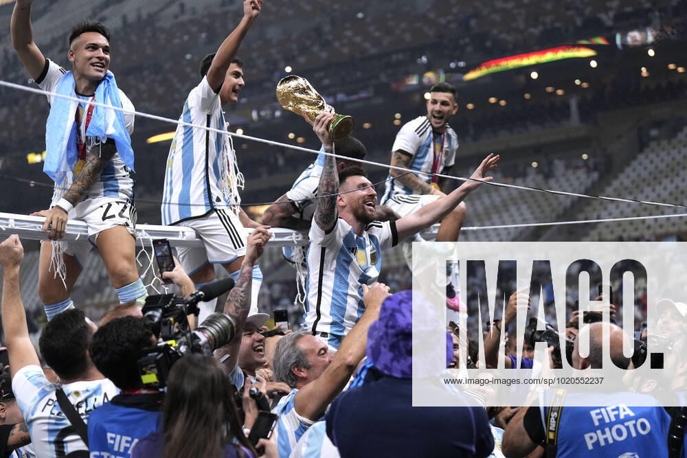 MESSI Lionel Weltmeister Team Argentinien bei der Siegerehrung mit dem Weltpokal FIFA World Cup, WM, Weltmeisterschaft, Fussball 2022 in Katar Finale Argentinien - Frankreich am 18.12 .2022 im Lusail Stadion DFL REGULATIONS PROHIBIT ANY USE OF PHOTOGRAPHS as IMAGE SEQUENCES and or QUASI-VIDEO