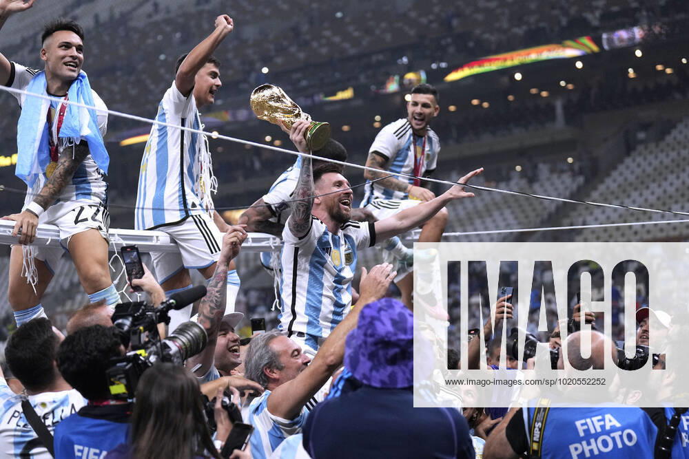 MESSI Lionel Weltmeister Team Argentinien bei der Siegerehrung mit dem Weltpokal FIFA World Cup, WM, Weltmeisterschaft, Fussball 2022 in Katar Finale Argentinien - Frankreich am 18.12 .2022 im Lusail Stadion DFL REGULATIONS PROHIBIT ANY USE OF PHOTOGRAPHS as IMAGE SEQUENCES and or QUASI-VIDEO