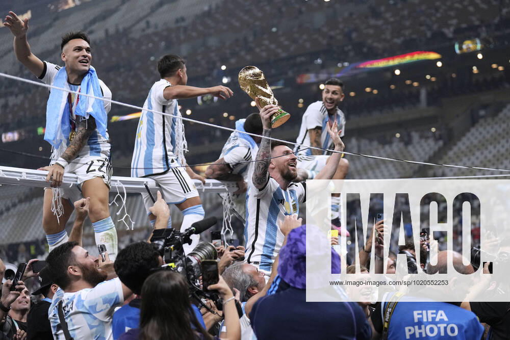 MESSI Lionel Weltmeister Team Argentinien bei der Siegerehrung mit dem Weltpokal FIFA World Cup, WM, Weltmeisterschaft, Fussball 2022 in Katar Finale Argentinien - Frankreich am 18.12 .2022 im Lusail Stadion DFL REGULATIONS PROHIBIT ANY USE OF PHOTOGRAPHS as IMAGE SEQUENCES and or QUASI-VIDEO