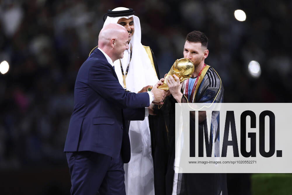 MESSI Lionel Weltmeister Team Argentinien bei der Siegerehrung mit FIFA Praesident INFANTINO Gianni und dem Emir TAMIN BIN HAMAD AL THANI FIFA World Cup, WM, Weltmeisterschaft, Fussball 2022 in Katar Finale Argentinien - Frankreich am 18.12 .2022 im Lusail Stadion DFL REGULATIONS PROHIBIT ANY USE OF PHOTOGRAPHS as IMAGE SEQUENCES and or QUASI-VIDEO