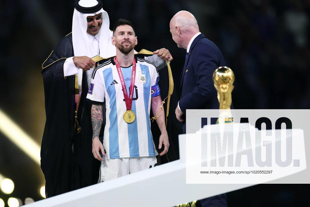 MESSI Lionel Weltmeister Team Argentinien bei der Siegerehrung mit FIFA Praesident INFANTINO Gianni und dem Emir TAMIN BIN HAMAD AL THANI FIFA World Cup, WM, Weltmeisterschaft, Fussball 2022 in Katar Finale Argentinien - Frankreich am 18.12 .2022 im Lusail Stadion DFL REGULATIONS PROHIBIT ANY USE OF PHOTOGRAPHS as IMAGE SEQUENCES and or QUASI-VIDEO