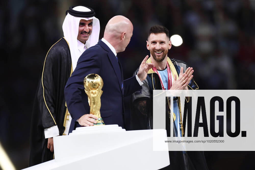 MESSI Lionel Weltmeister Team Argentinien bei der Siegerehrung mit FIFA Praesident INFANTINO Gianni und dem Emir TAMIN BIN HAMAD AL THANI FIFA World Cup, WM, Weltmeisterschaft, Fussball 2022 in Katar Finale Argentinien - Frankreich am 18.12 .2022 im Lusail Stadion DFL REGULATIONS PROHIBIT ANY USE OF PHOTOGRAPHS as IMAGE SEQUENCES and or QUASI-VIDEO