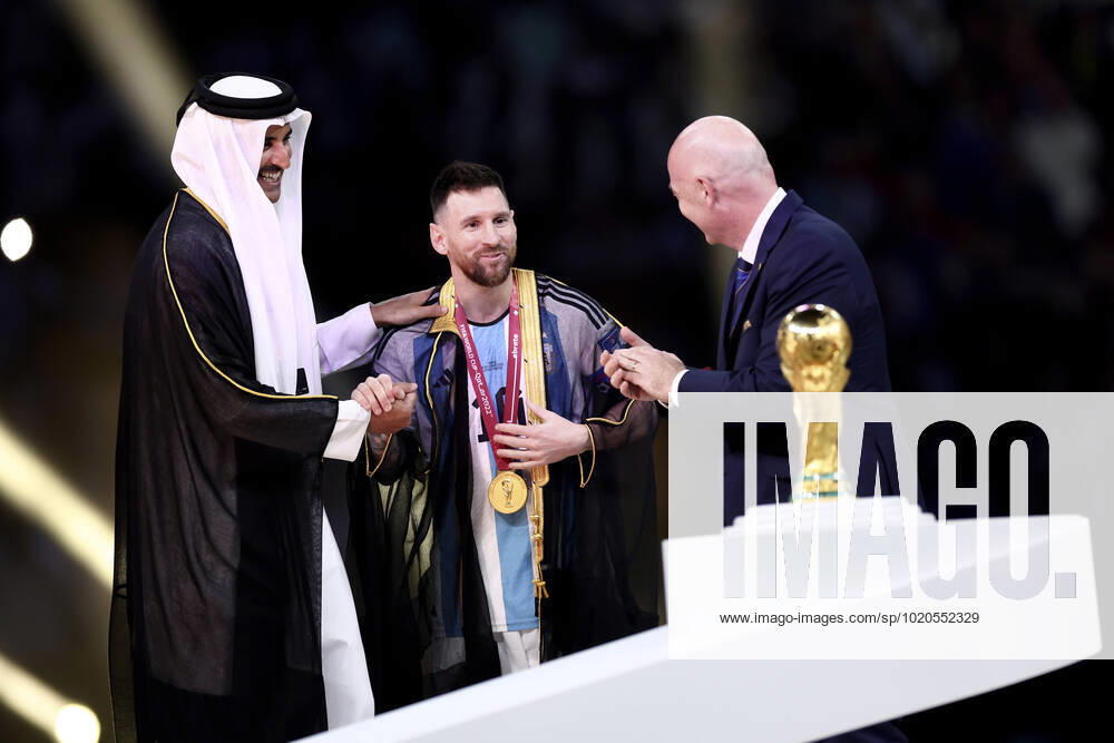 MESSI Lionel Weltmeister Team Argentinien bei der Siegerehrung mit FIFA Praesident INFANTINO Gianni und dem Emir TAMIN BIN HAMAD AL THANI FIFA World Cup, WM, Weltmeisterschaft, Fussball 2022 in Katar Finale Argentinien - Frankreich am 18.12 .2022 im Lusail Stadion DFL REGULATIONS PROHIBIT ANY USE OF PHOTOGRAPHS as IMAGE SEQUENCES and or QUASI-VIDEO