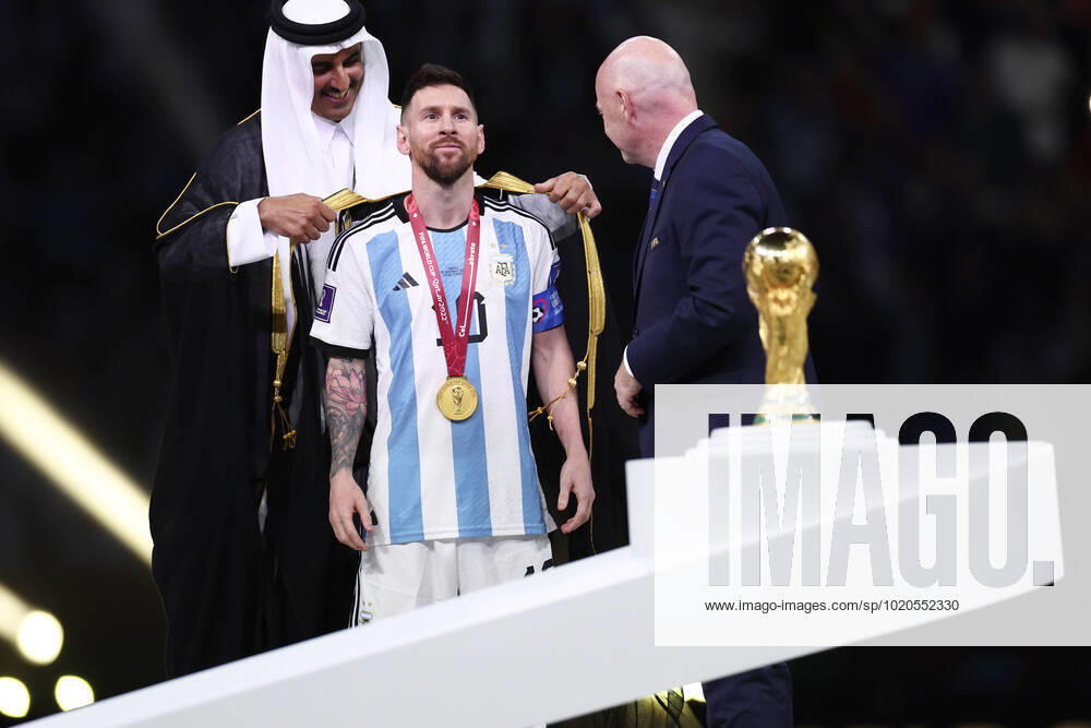 MESSI Lionel Weltmeister Team Argentinien bei der Siegerehrung mit FIFA Praesident INFANTINO Gianni und dem Emir TAMIN BIN HAMAD AL THANI FIFA World Cup, WM, Weltmeisterschaft, Fussball 2022 in Katar Finale Argentinien - Frankreich am 18.12 .2022 im Lusail Stadion DFL REGULATIONS PROHIBIT ANY USE OF PHOTOGRAPHS as IMAGE SEQUENCES and or QUASI-VIDEO