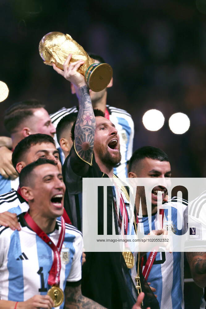 MESSI Lionel Weltmeister Team Argentinien bei der Siegerehrung dem Weltpokal und seiner Mannschaft FIFA World Cup, WM, Weltmeisterschaft, Fussball 2022 in Katar Finale Argentinien - Frankreich am 18.12 .2022 im Lusail Stadion DFL REGULATIONS PROHIBIT ANY USE OF PHOTOGRAPHS as IMAGE SEQUENCES and or QUASI-VIDEO
