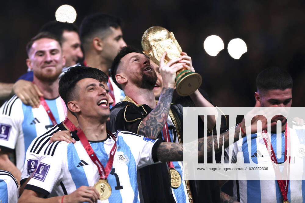MESSI Lionel Weltmeister Team Argentinien bei der Siegerehrung dem Weltpokal und seiner Mannschaft FIFA World Cup, WM, Weltmeisterschaft, Fussball 2022 in Katar Finale Argentinien - Frankreich am 18.12 .2022 im Lusail Stadion DFL REGULATIONS PROHIBIT ANY USE OF PHOTOGRAPHS as IMAGE SEQUENCES and or QUASI-VIDEO