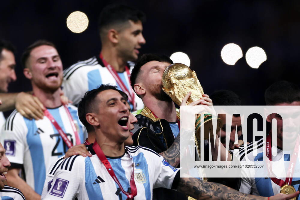 MESSI Lionel Weltmeister Team Argentinien bei der Siegerehrung dem Weltpokal und seiner Mannschaft FIFA World Cup, WM, Weltmeisterschaft, Fussball 2022 in Katar Finale Argentinien - Frankreich am 18.12 .2022 im Lusail Stadion DFL REGULATIONS PROHIBIT ANY USE OF PHOTOGRAPHS as IMAGE SEQUENCES and or QUASI-VIDEO