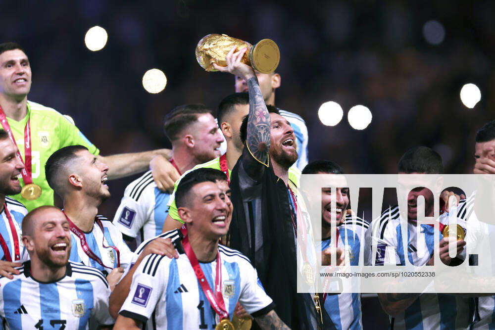 MESSI Lionel Weltmeister Team Argentinien bei der Siegerehrung dem Weltpokal und seiner Mannschaft FIFA World Cup, WM, Weltmeisterschaft, Fussball 2022 in Katar Finale Argentinien - Frankreich am 18.12 .2022 im Lusail Stadion DFL REGULATIONS PROHIBIT ANY USE OF PHOTOGRAPHS as IMAGE SEQUENCES and or QUASI-VIDEO