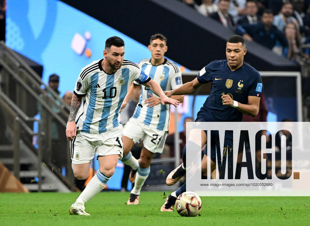 Fussball, Herren, Saison 2022 23, WM in Katar, Finale, Argentinien - Frankreich (2:2, 3:3 n. V, 4:2 i. E.) im Lusail Iconic Stadium in Lusail, v. l. Lionel Messi (Argentinien), Kylian Mbappe (Frankreich), 18.12. 2022,