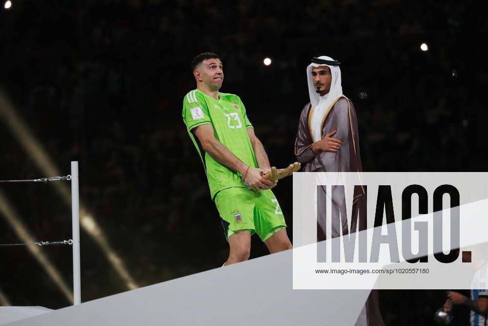 Emiliano Martinez (ARG), DECEMBER 18, 2022 - Football Soccer : Emiliano Martinez celebrate during the Best Goalkeeper Award Ceremony of FIFA World Cup, WM, Weltmeisterschaft, Fussball Qatar 2022 final match between Argentina 3 (PSO 4-2) 3 France at the Lusail Stadium in Al Daayen, Qatar. Noxthirdxpartyxsales (206639787)