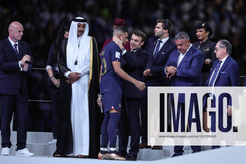 DOHA, CATAR, 18.12.2022 - ARGENTINA-FRANo¡A - Kylian Mbappo , da FranoÂßa, o parabenizado pelo presidente francoªs Emmanuel Macron durante a cerimo nia de premiaoÂßo£o apo³s a final da Copa do Mundo da FIFA Qatar 2022 entre Argentina e FranoÂßa no Lusail Stadium em 18 de dezembro de 2022 na cidade de Lusail, Qatar. DOHA QATAR - ZUMAv122 20221218_zap_v122_273