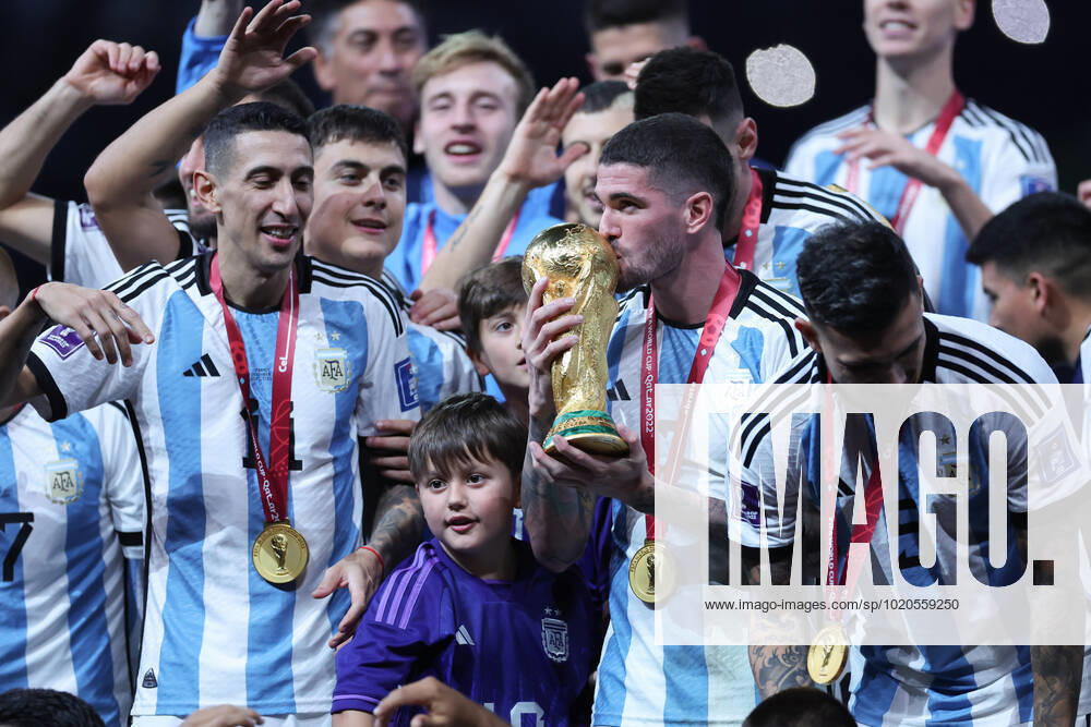 DOHA, CATAR, 18.12.2022 - ARGENTINA-FRANo¡A - O meio-campista argentino nº 07 Rodrigo De Paul comemora apo³s a cerimo nia de premiaoÂßo£o depois de vencer a final da Copa do Mundo de futebol Qatar 2022 entre Argentina e FranoÂßa no Lusail Stadium em Lusail, norte de Doha em 18 de dezembro de 2022. A Argentina venceu na disputa de poªnaltis. DOHA QATAR - ZUMAv122 20221218_zap_v122_274