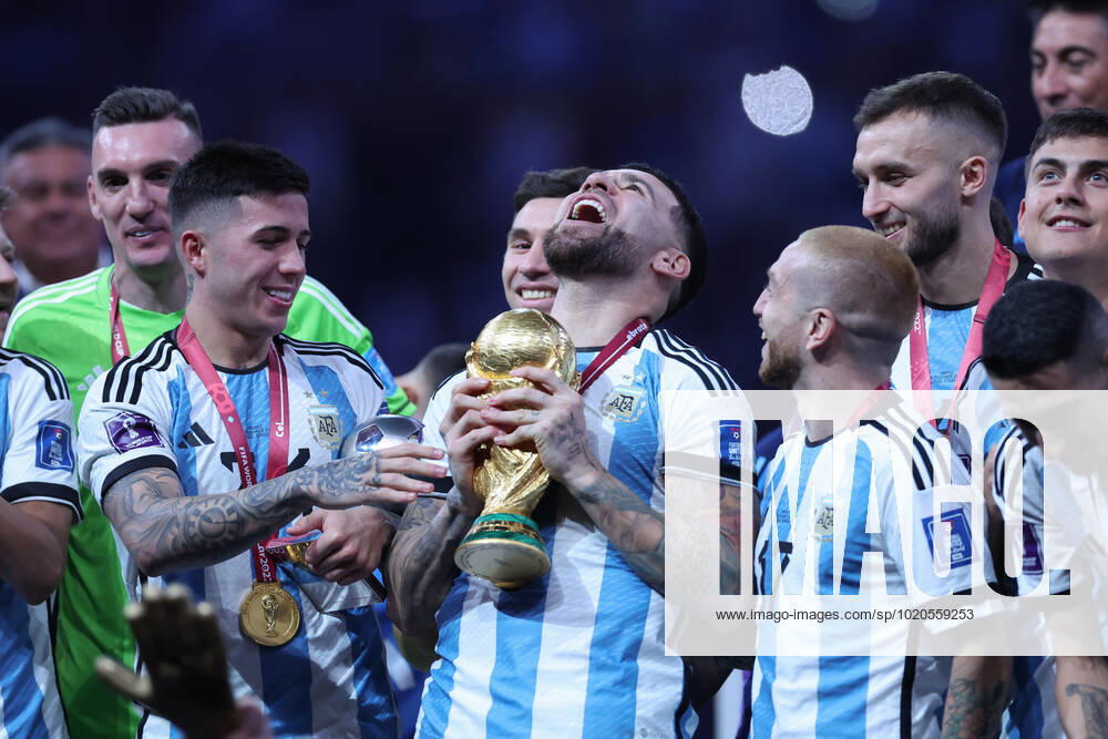 DOHA, CATAR, 18.12.2022 - ARGENTINA-FRANo¡A - O meio-campista argentino nº 07 Rodrigo De Paul comemora apo³s a cerimo nia de premiaoÂßo£o depois de vencer a final da Copa do Mundo de futebol Qatar 2022 entre Argentina e FranoÂßa no Lusail Stadium em Lusail, norte de Doha em 18 de dezembro de 2022. A Argentina venceu na disputa de poªnaltis. DOHA QATAR - ZUMAv122 20221218_zap_v122_276