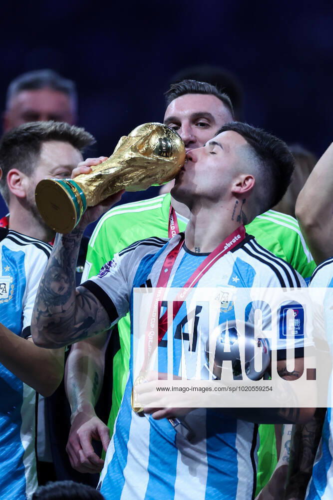 DOHA, CATAR, 18.12.2022 - ARGENTINA-FRANo¡A - O melhor jogador jovem da Argentina, Enzo Fernandez, comemora com o trofo u depois de vencer a Copa do Mundo da FIFA 2022, partida final de futebol entre Argentina e FranoÂßa em 18 de dezembro de 2022 no EstoÂ¡dio Lusail em Al Daayen, Catar DOHA QATAR - ZUMAv122 20221218_zap_v122_277