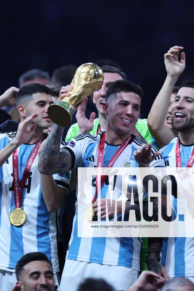 DOHA, CATAR, 18.12.2022 - ARGENTINA-FRANo¡A - O melhor jogador jovem da Argentina, Enzo Fernandez, comemora com o trofo u depois de vencer a Copa do Mundo da FIFA 2022, partida final de futebol entre Argentina e FranoÂßa em 18 de dezembro de 2022 no EstoÂ¡dio Lusail em Al Daayen, Catar DOHA QATAR - ZUMAv122 20221218_zap_v122_278