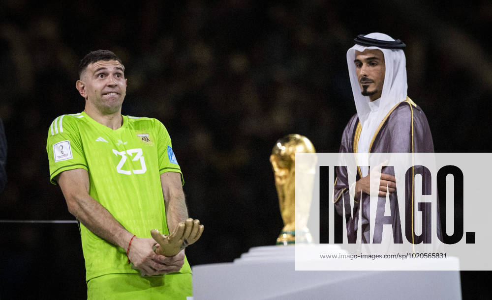 Doha, Qatar. 18th Dec, 2022. Torwart Emiliano Martinez (Arg) celebrates with the golden glove award Argentina - France Final Match Argentinien - Frankreich World Cup 2022 in Qatar 18.12.2022