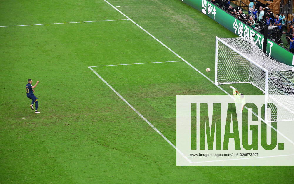 Fussball Weltmeisterschaft, Herren, Qatar 2022, Finale, Lusail Iconic Stadium, Argentinien - Frankreich 4:2 n.E.; Kylian Mbappe (FRA) erzielt das Tor zum 3:3 in der Verlängerung durch Foulelfmeter gegen Hugo Lloris (FRA). FIFA REGULATIONS PROHIBIT ANY USE OF PHOTOGRAPHS AS IMAGE SEQUENCES AND OR QUASI-VIDEO