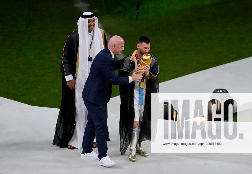 FUSSBALL WM 2022 Finale Argentinien - Frankreich 18.12.2022 Lionel Messi nimmt im Umhang (Bischt) den WM Pokal von Tamim bin Hamad Al Thani (Emir von Katar) und Fifa-Praesident Gianni Infantino entgegen