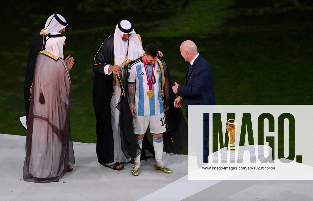 FUSSBALL WM 2022 Finale Argentinien - Frankreich 18.12.2022 Tamim bin Hamad Al Thani (Emir von Katar) legt Lionel Messi einen Umhang (Bischt) um. Fifa-Praesident Gianni Infantino zeigt sich groß begeistert