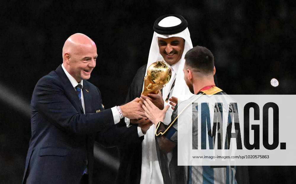 Fussball, Herren, Saison 2022 23, WM in Katar, Finale, Argentinien - Frankreich (2:2, 3:3 n. V, 4:2 i. E.) im Lusail Iconic Stadium in Lusail, v. l. FIFA-Präsident Gianni Infantino, Katars Emir Tamim bin Hamad Al Thani, Lionel Messi (Argentinien) bei der Siegerehrung, 18.12. 2022,