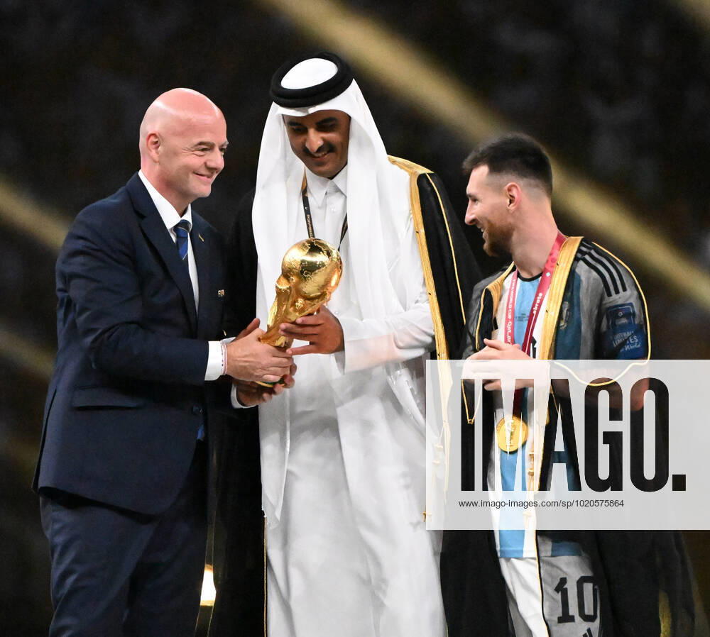 Fussball, Herren, Saison 2022 23, WM in Katar, Finale, Argentinien - Frankreich (2:2, 3:3 n. V, 4:2 i. E.) im Lusail Iconic Stadium in Lusail, v. l. FIFA-Präsident Gianni Infantino, Katars Emir Tamim bin Hamad Al Thani, Lionel Messi (Argentinien) bei der Siegerehrung, 18.12. 2022,
