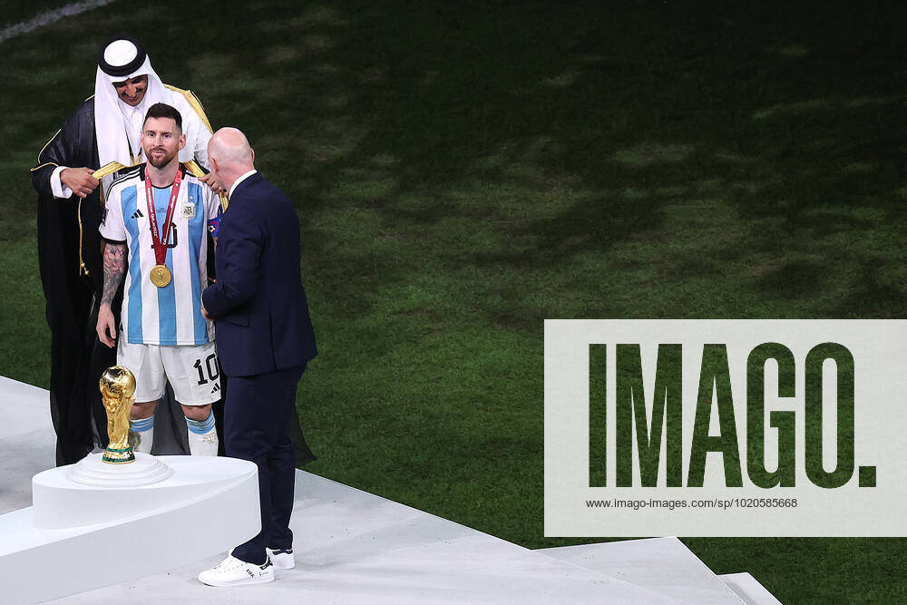 The Final : FIFA World Cup, WM, Weltmeisterschaft, Fussball 18 December 2022, Lusail City - FIFA World Cup Qatar 2022 - Final - Argentina v France - Lionel Messi of Argentina is dressed in a Bisht by the Sheikh Tamin bin Hamad Al Thani, Amir of Qatar as FIFA President Gianni Infantino watches - Photo: Charlotte Wilson Offside. Doha Qatar