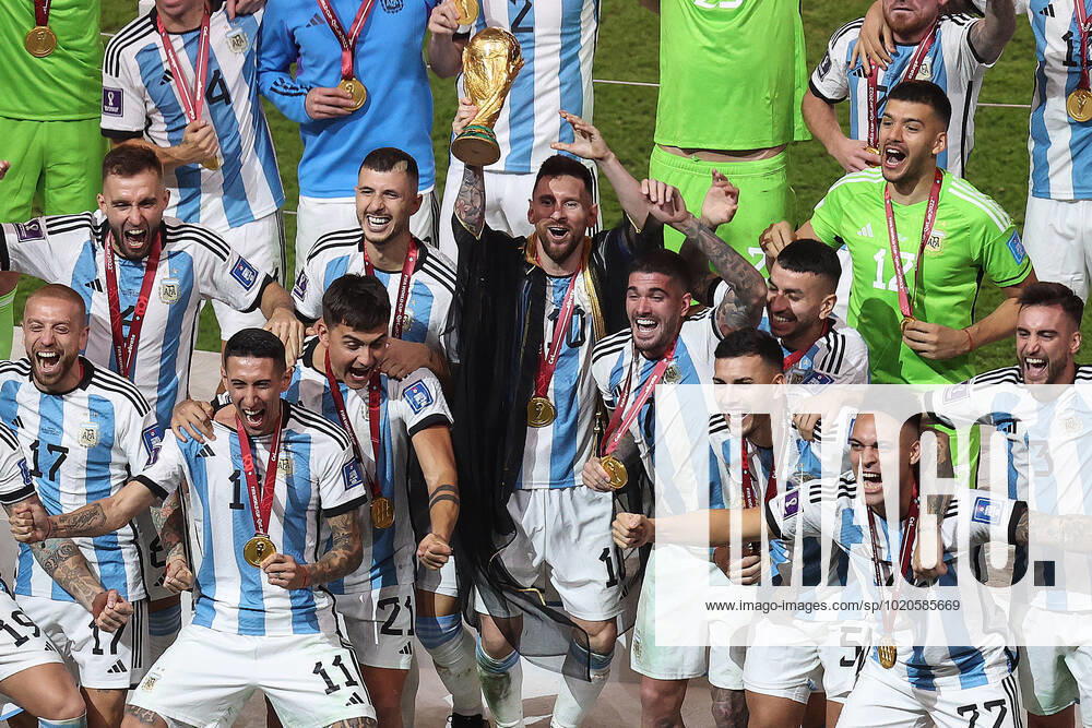 The Final : FIFA World Cup, WM, Weltmeisterschaft, Fussball 18 December 2022, Lusail City - FIFA World Cup Qatar 2022 - Final - Argentina v France - Lionel Messi of Argentina lifts the World Cup trophy with his team - Photo: Charlotte Wilson Offside. Doha Qatar