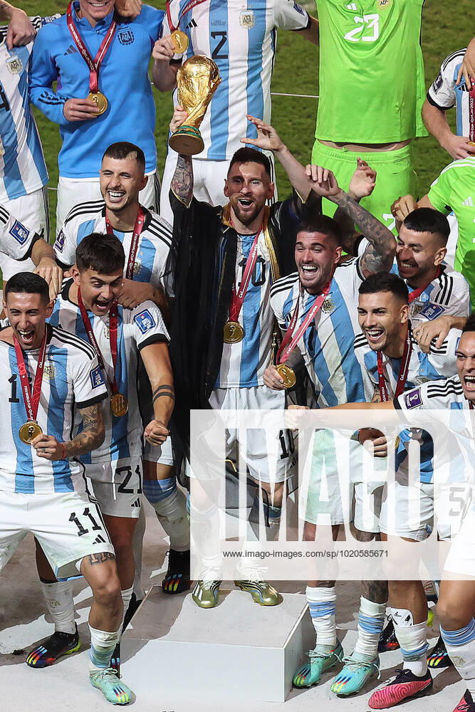 The Final : FIFA World Cup, WM, Weltmeisterschaft, Fussball 18 December 2022, Lusail City - FIFA World Cup Qatar 2022 - Final - Argentina v France - Lionel Messi of Argentina lifts the World Cup trophy with his team - Photo: Charlotte Wilson Offside. Doha Qatar