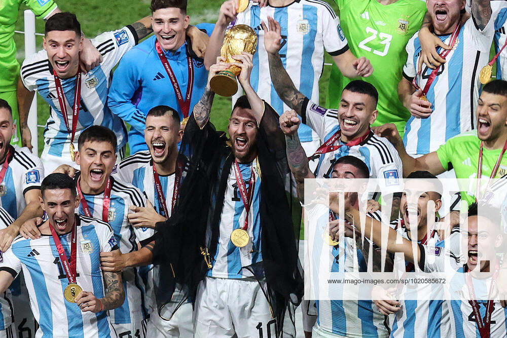The Final : FIFA World Cup, WM, Weltmeisterschaft, Fussball 18 December 2022, Lusail City - FIFA World Cup Qatar 2022 - Final - Argentina v France - Lionel Messi of Argentina lifts the World Cup trophy with his team - Photo: Charlotte Wilson Offside. Doha Qatar