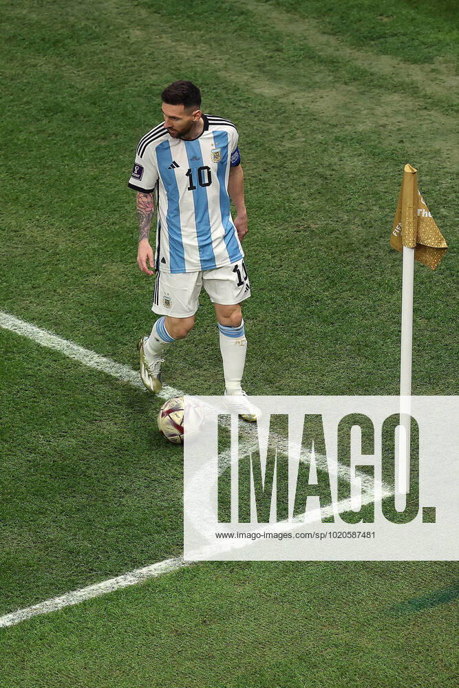 The Final : FIFA World Cup, WM, Weltmeisterschaft, Fussball 18 December 2022, Lusail City - FIFA World Cup Qatar 2022 - Final - Argentina v France - Lionel Messi of Argentina prepares to take a corner - Photo: Charlotte Wilson Offside. Doha Qatar