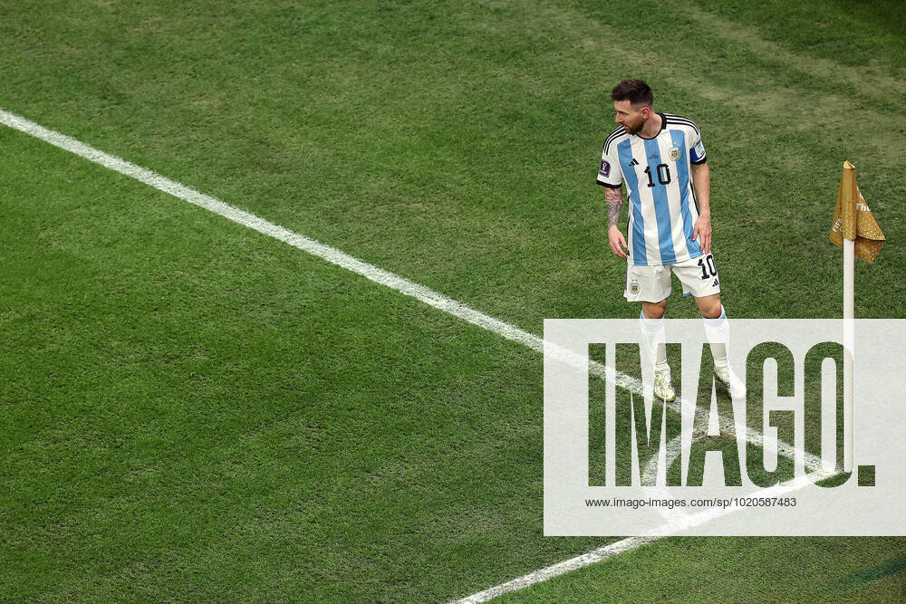 The Final : FIFA World Cup, WM, Weltmeisterschaft, Fussball 18 December 2022, Lusail City - FIFA World Cup Qatar 2022 - Final - Argentina v France - Lionel Messi of Argentina prepares to take a corner - Photo: Charlotte Wilson Offside. Doha Qatar
