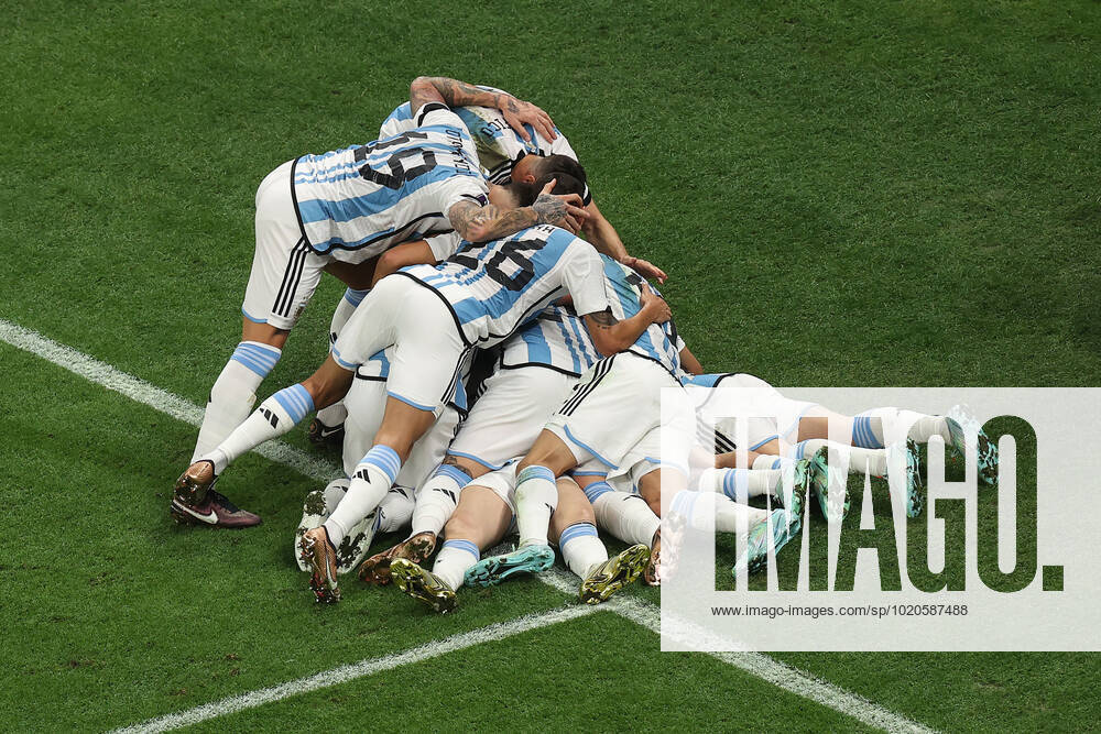 The Final : FIFA World Cup, WM, Weltmeisterschaft, Fussball 18 December 2022, Lusail City - FIFA World Cup Qatar 2022 - Final - Argentina v France - Argentina celebrate their opening goal by piling on top of penalty scorer Lionel Messi - Photo: Charlotte Wilson Offside. Doha Qatar