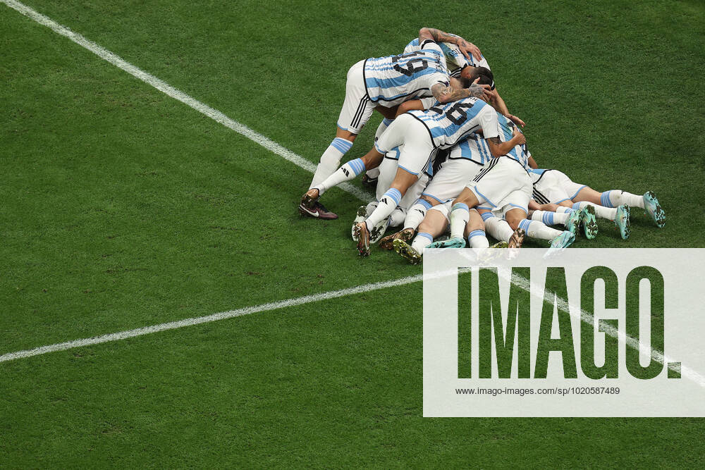 The Final : FIFA World Cup, WM, Weltmeisterschaft, Fussball 18 December 2022, Lusail City - FIFA World Cup Qatar 2022 - Final - Argentina v France - Argentina celebrate their opening goal by piling on top of penalty scorer Lionel Messi - Photo: Charlotte Wilson Offside. Doha Qatar