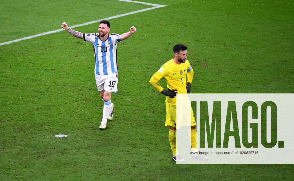 Fussball Weltmeisterschaft, Herren, Qatar 2022, Finale, Lusail Iconic Stadium, Argentinien - Frankreich 4:2 n.E.; Jubel Lionel Messi (ARG) nach seinem Tor zum 3:2, daneben Hugo Lloris (FRA). Jubel, Freude, Aktion, Enttäuschung, Frust. FIFA REGULATIONS PROHIBIT ANY USE OF PHOTOGRAPHS AS IMAGE SEQUENCES AND OR QUASI-VIDEO