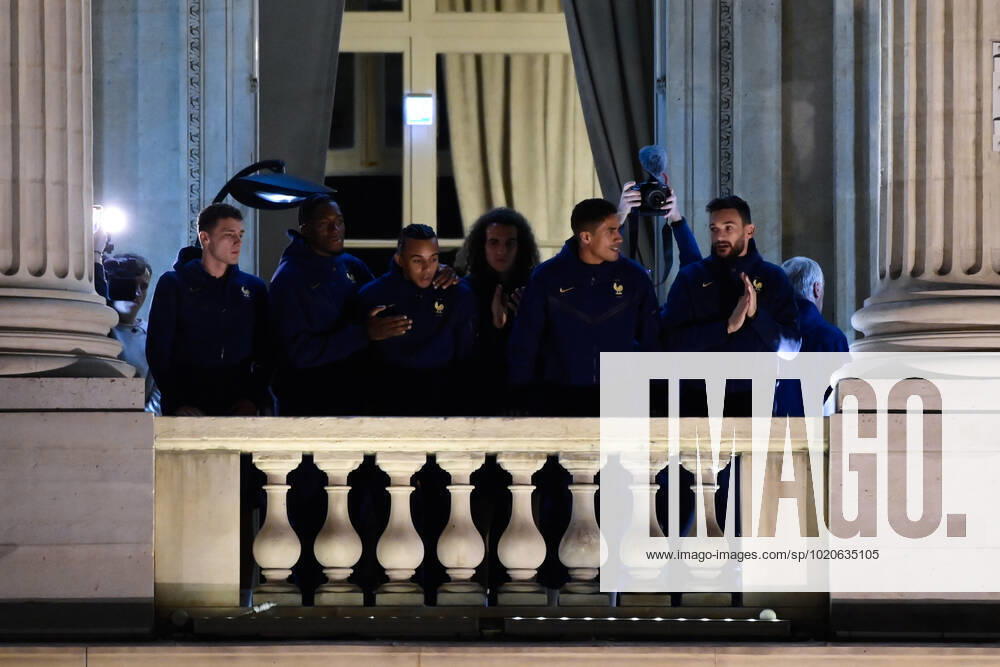 Rassemblement de l equipe de France a la Place de la Concorde - Hugo Lloris ( France ) - Benjamin Pavard ( France ) - Raphael Varane ( France ) - Jules Kounde ( France ) - Matteo Guendouzi ( France ) - FOOTBALL : Rassemblement de l equipe de France - Paris - 19 12 2022 FedericoPestellini Panoramic