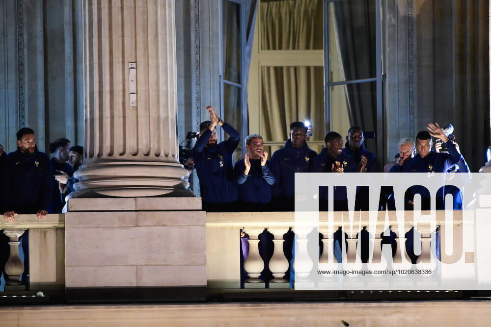 Rassemblement de l equipe de France a la Place de la Concorde - Olivier Giroud ( France ) - Antoine Griezmann ( France ) - Ousmane Dembele ( France ) - Kylian Mbappe ( France ) - Didier Deschamps ( selectionneur - entraineur - France ) - Hugo Lloris ( France ) - FOOTBALL : Rassemblement de l equipe de France - Paris - 19 12 2022 FedericoPestellini Panoramic