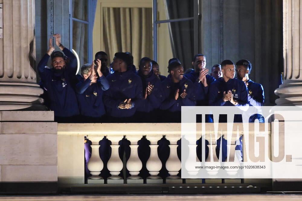 Rassemblement de l equipe de France a la Place de la Concorde - Olivier Giroud ( France ) - Antoine Griezmann ( France ) - Ousmane Dembele ( France ) - Kylian Mbappe ( France ) - Didier Deschamps ( selectionneur - entraineur - France ) - FOOTBALL : Rassemblement de l equipe de France - Paris - 19 12 2022 FedericoPestellini Panoramic