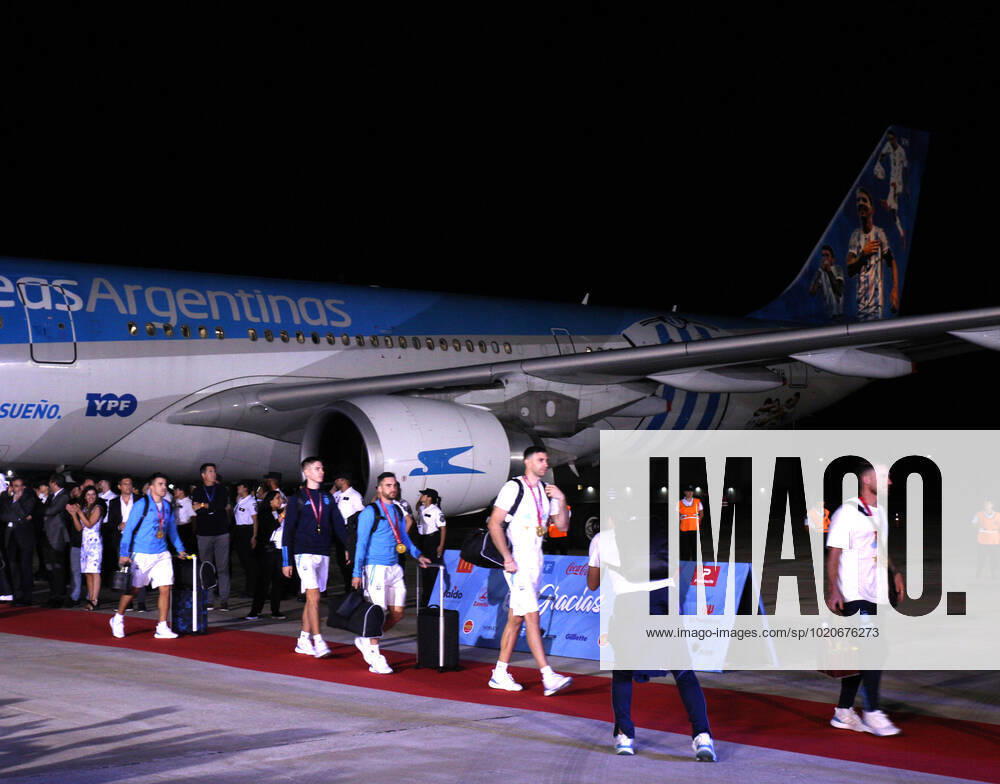 ciudad Autonoma, Buenos aires, Argentina: Argentina world champion of the Qatar cup 2022 arrived in argentina at the ezeiza airport ciudad Autónoma Argentin, Emiliano Martinez - ZUMAc230 0196964890st