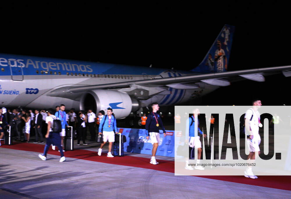 ciudad Autonoma, Buenos aires, Argentina: Argentina world champion of the Qatar cup 2022 arrived in argentina at the ezeiza airport ciudad Autónoma Argentina, Emiliano Martinez (R) - ZUMAc230 0196964964st
