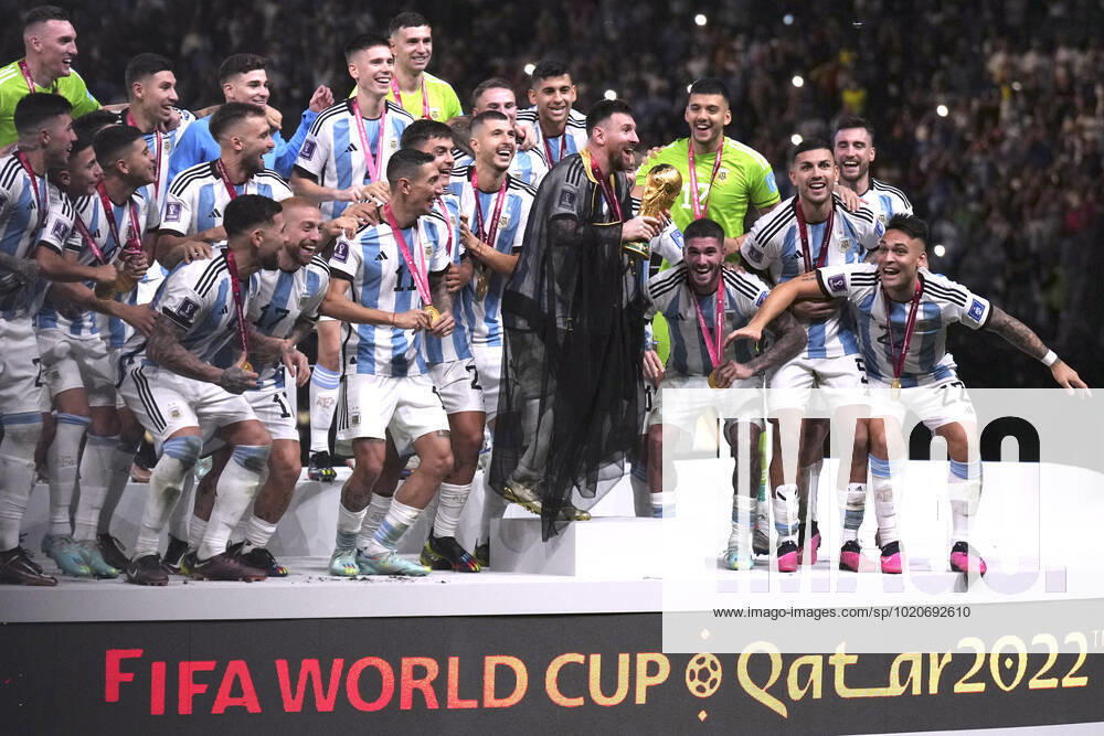 MESSI Lionel Weltmeister Team Argentinien bei der Siegerehrung dem Weltpokal und seiner Mannschaft FIFA World Cup, WM, Weltmeisterschaft, Fussball 2022 in Katar Finale Argentinien - Frankreich am 18.12 .2022 im Lusail Stadion DFL REGULATIONS PROHIBIT ANY USE OF PHOTOGRAPHS as IMAGE SEQUENCES and or QUASI-VIDEO