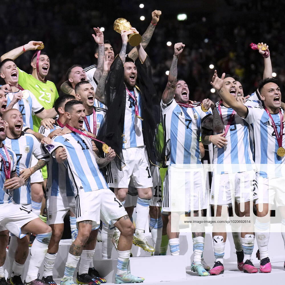MESSI Lionel Weltmeister Team Argentinien bei der Siegerehrung dem Weltpokal und seiner Mannschaft FIFA World Cup, WM, Weltmeisterschaft, Fussball 2022 in Katar Finale Argentinien - Frankreich am 18.12 .2022 im Lusail Stadion DFL REGULATIONS PROHIBIT ANY USE OF PHOTOGRAPHS as IMAGE SEQUENCES and or QUASI-VIDEO