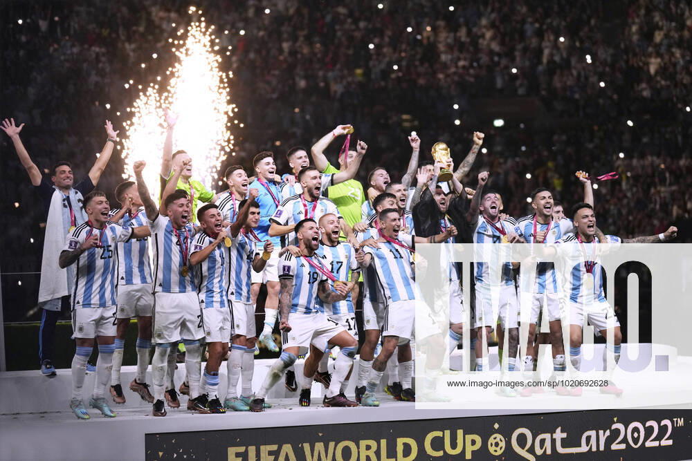 MESSI Lionel Weltmeister Team Argentinien bei der Siegerehrung dem Weltpokal und seiner Mannschaft FIFA World Cup, WM, Weltmeisterschaft, Fussball 2022 in Katar Finale Argentinien - Frankreich am 18.12 .2022 im Lusail Stadion DFL REGULATIONS PROHIBIT ANY USE OF PHOTOGRAPHS as IMAGE SEQUENCES and or QUASI-VIDEO