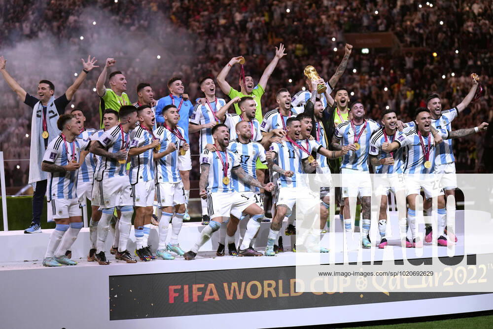 MESSI Lionel Weltmeister Team Argentinien bei der Siegerehrung dem Weltpokal und seiner Mannschaft FIFA World Cup, WM, Weltmeisterschaft, Fussball 2022 in Katar Finale Argentinien - Frankreich am 18.12 .2022 im Lusail Stadion DFL REGULATIONS PROHIBIT ANY USE OF PHOTOGRAPHS as IMAGE SEQUENCES and or QUASI-VIDEO